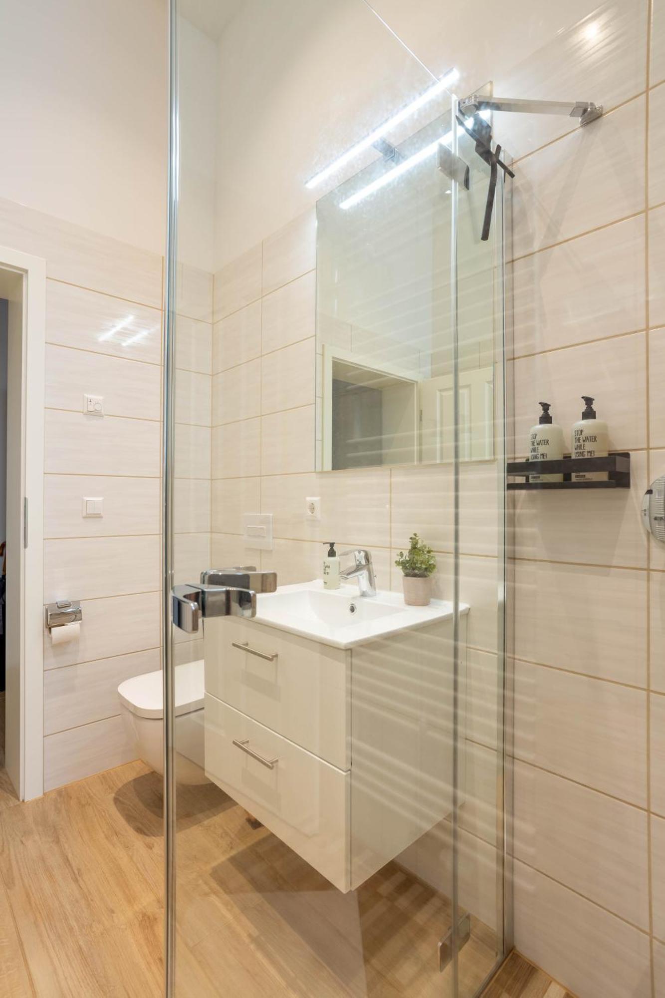 Soulscape Apartments Loft Zwickau Citycenter Mit Tg-Stellplatz, Magenta-Tv Und Klima Luaran gambar